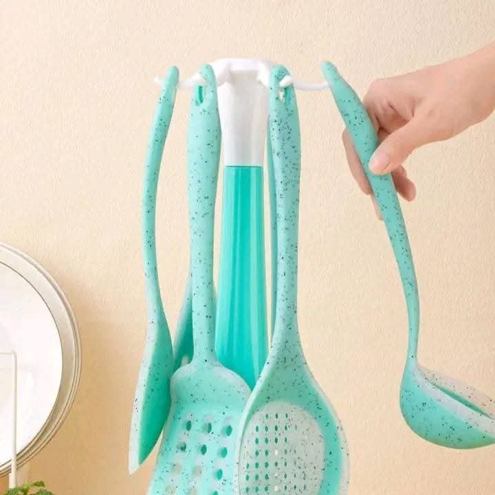 أخضر فاتح مائل للأزرق